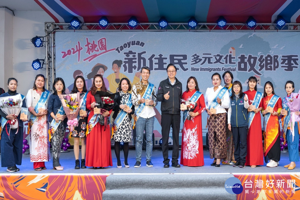 桃園市長張善政頒獎表揚新住民楷模。<br /><br />