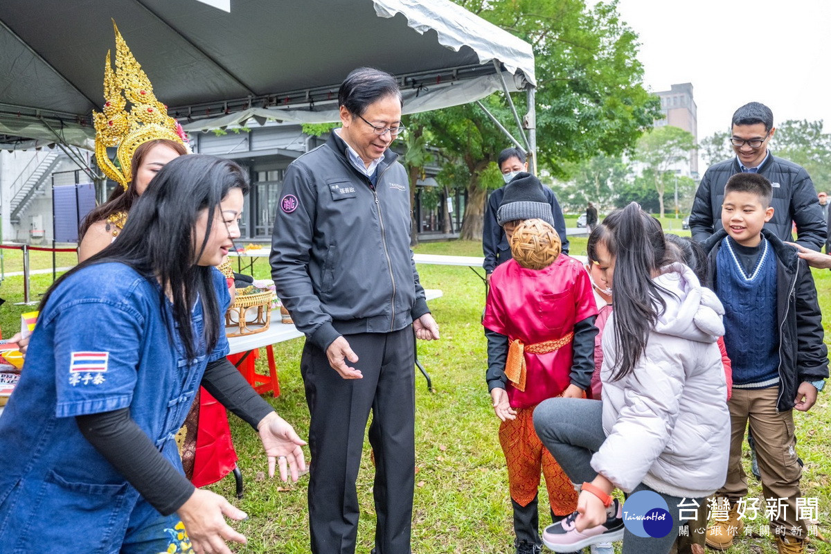 桃園市長張善政與新住民小朋友們互動。<br /><br />