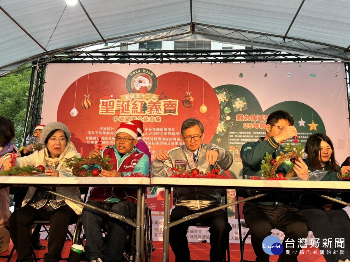 桃園市王明鉅副市長出席「聖誕紅義賣公益市集」活動。