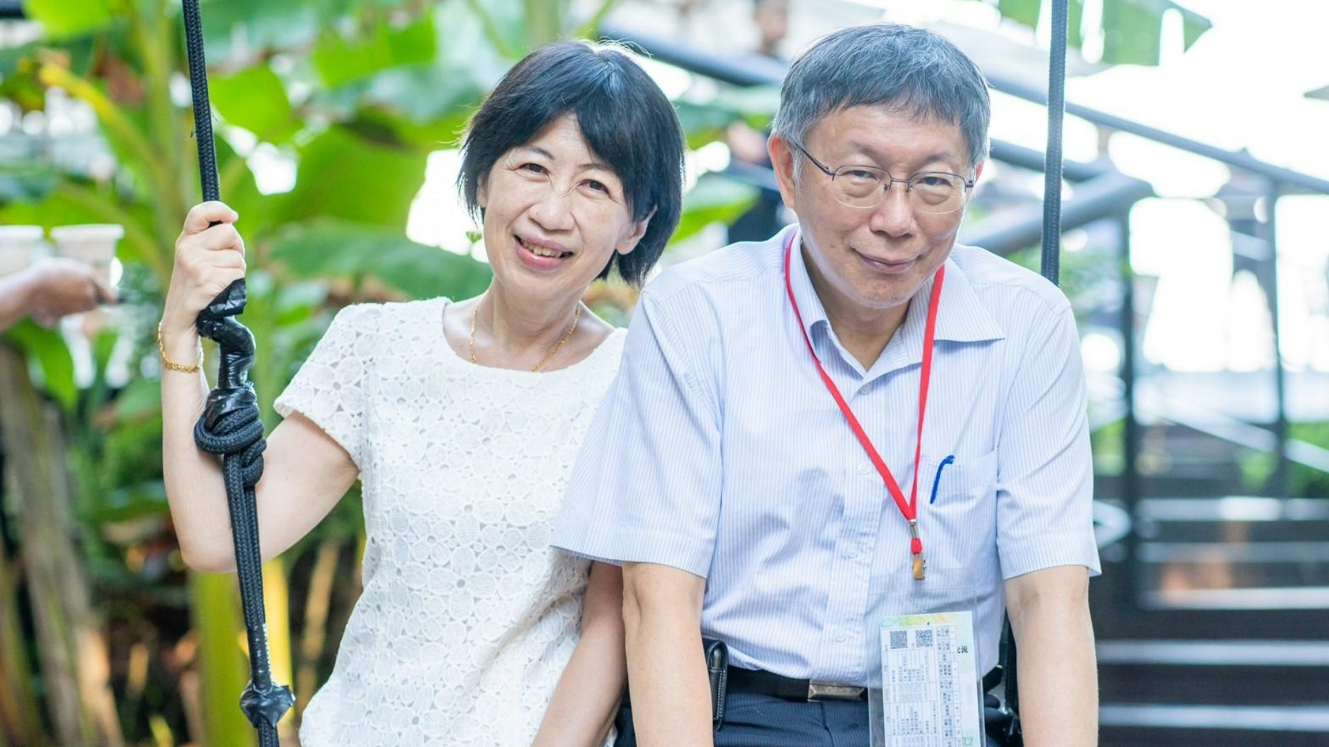 民眾黨主席柯文哲涉京華城弊案,9月5日遭羈押禁見至今,妻子陳佩琪常到北所外與支持者一同為柯文哲加油打氣。翻攝陳佩琪臉書