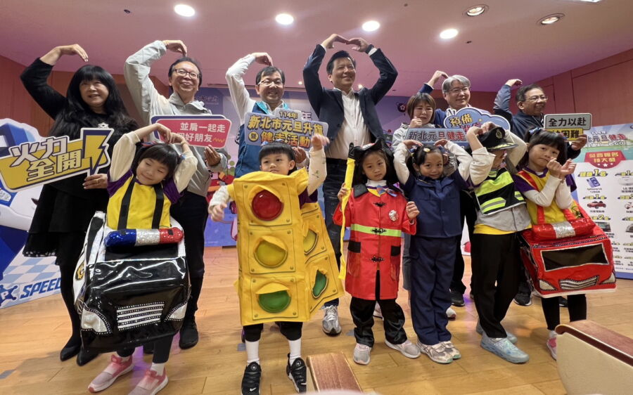 圖/新北市政府宣布,114年元旦升旗將在新店區碧潭東岸廣場舉辦,活動結合親子健走,邀《救援小英雄波力Poli》與大小朋友同樂。(新北市立圖書館提供)