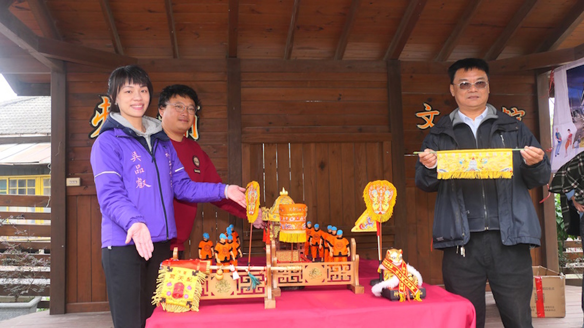 嘉義朴子樸仔媽陣頭刺繡成果展 迷你小陣頭療癒在場來賓