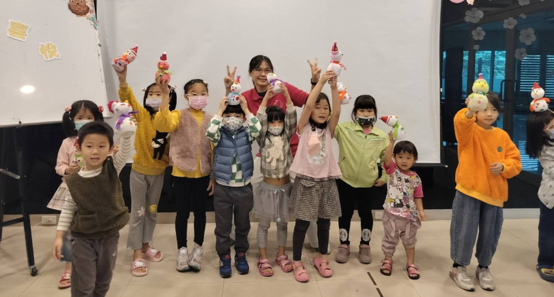 高市圖小港分館與社區親子歡喜聖誕節~愛分享的喜悅