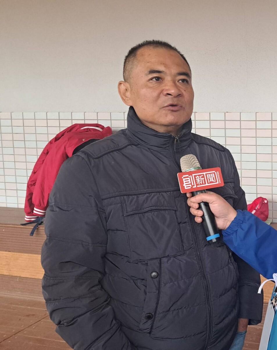 韓青山領隊表示曾經是棒球選手的他，家鄉的棒球運動展是他最大的堅持。(圖)記者郭晉嘉拍攝。
