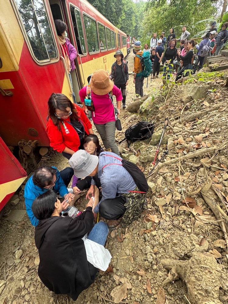▲遊客違規走鐵軌,且未保持安全距離與列車擦撞受傷。(圖/林鐵提供)