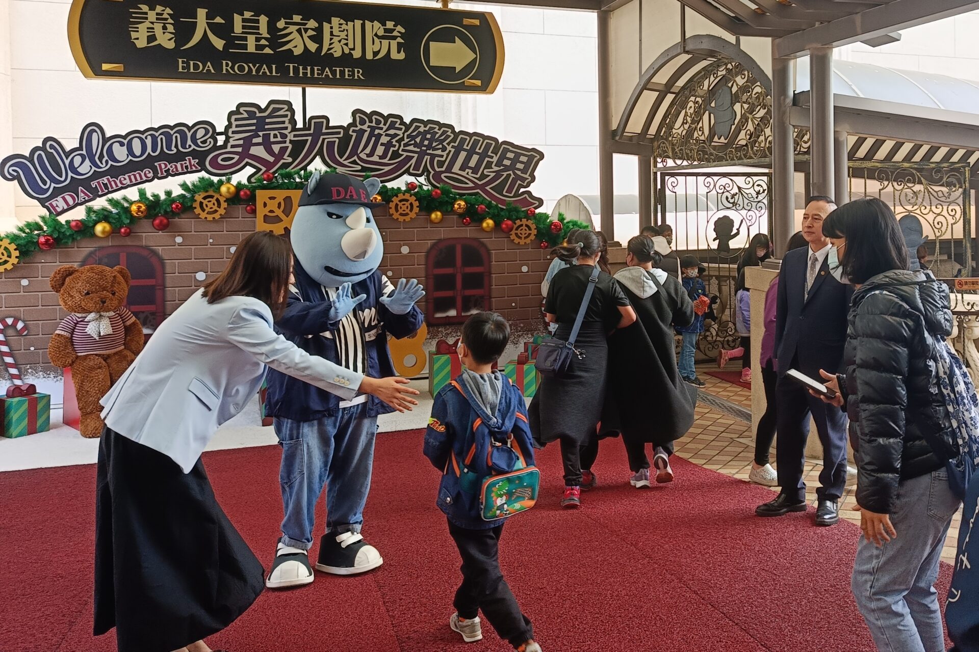 義大世界暖心關懷　弱勢兒少歡樂過聖誕