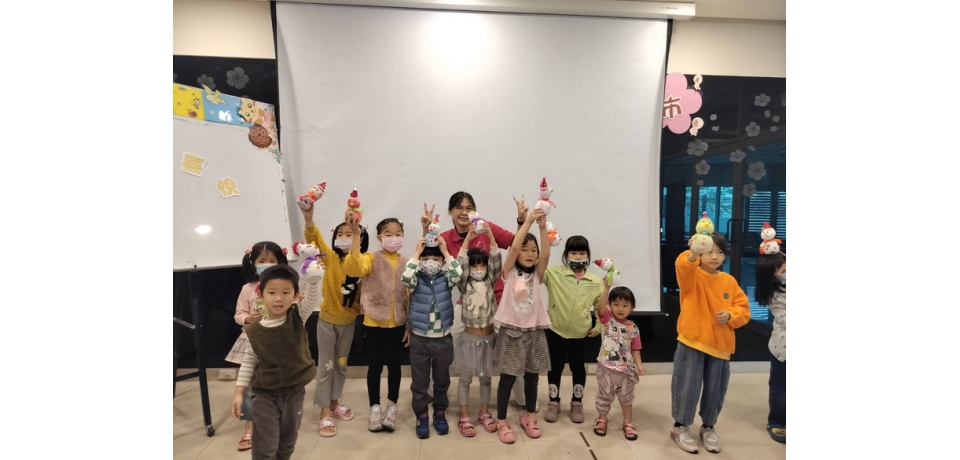 高雄市圖書館小港分館與社區親子歡喜聖誕節~愛分享的喜悅