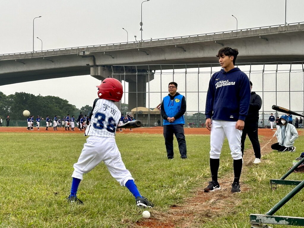 富邦悍將球星葉子霆細心指導「黑潮少年築夢棒球隊」揮棒練習。(芥菜種會提供)