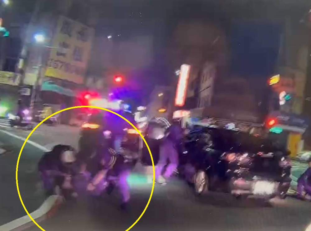 懸掛其他車牌拒檢逃逸 闖紅燈逆向蛇行警包抄圍捕 224 cnews204241214a01
