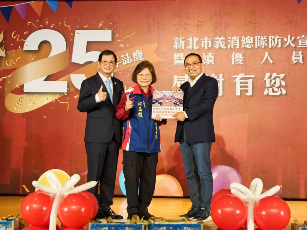 新北義消防火宣導隊25週年 29人獲表揚月曆蛋糕吸睛 230 cnews204241214a05