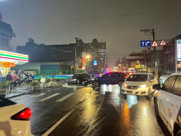 中壢女駕駛突加速左轉釀禍 5車遭波及現場慘況曝 58 345