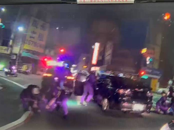 【有片】男子掛假車牌心虛想逃 深夜街頭上演警匪追逐 80 2028128 0