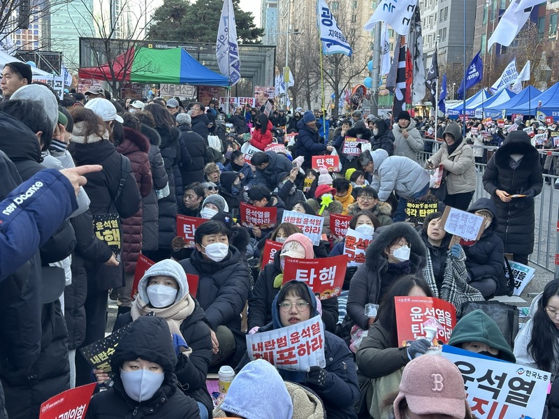 韓國國會14日下午第2次表決總統尹錫悅彈劾案,數十萬韓國民眾湧上街頭,支持彈劾的民眾將國會前道路擠得水洩不通。 圖/中央社
