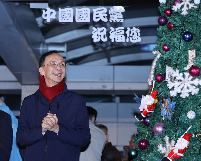 國民黨主席朱立倫今(14日)扎評民進黨阻礙兩岸交流,傷害兩岸互信。圖為朱立倫11日晚間在中央黨部前廣場舉行耶誕點燈活動。圖/中央社