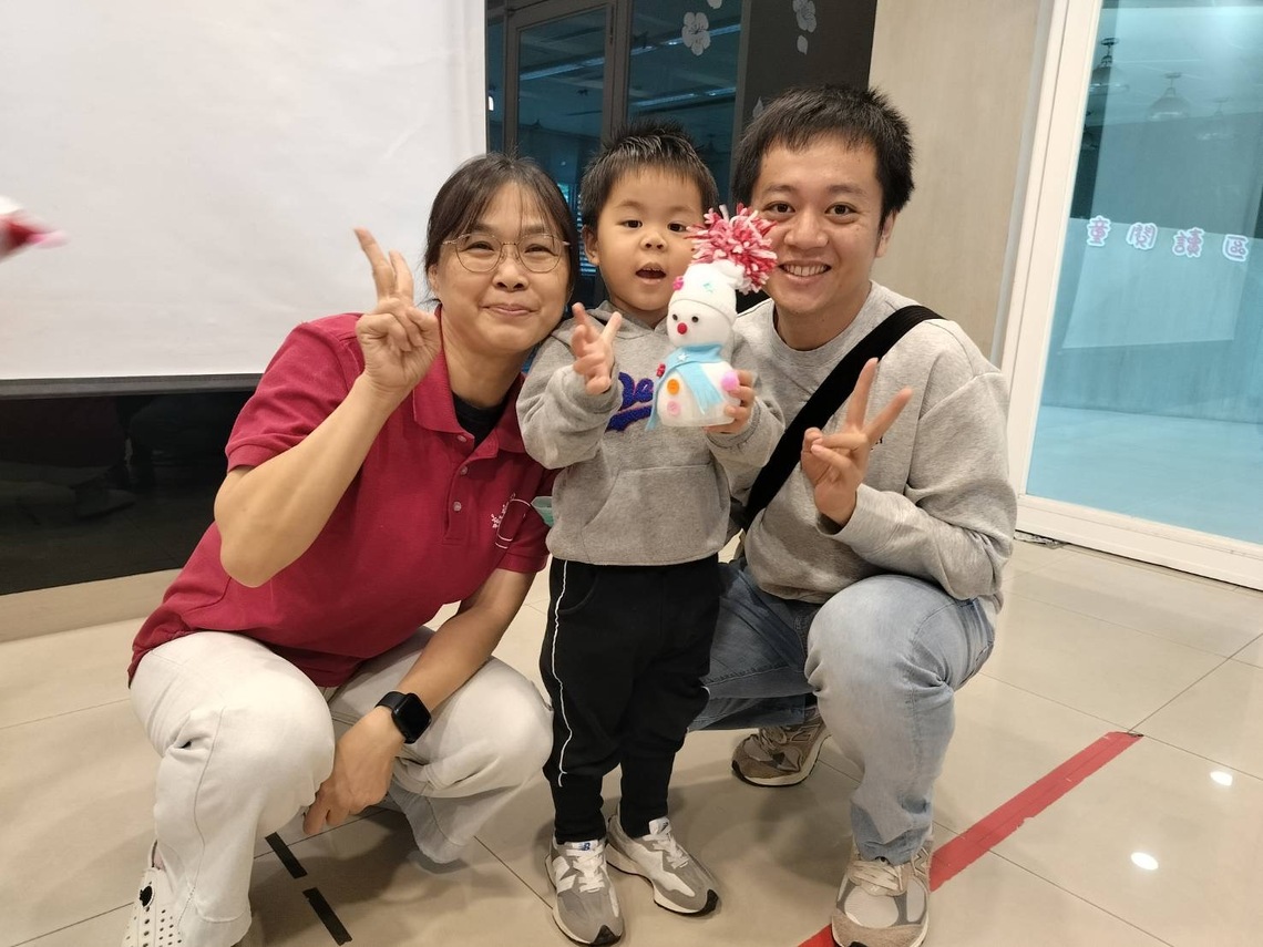 漾新聞|親子共度歡樂聖誕 小港圖書館愛心暖場
