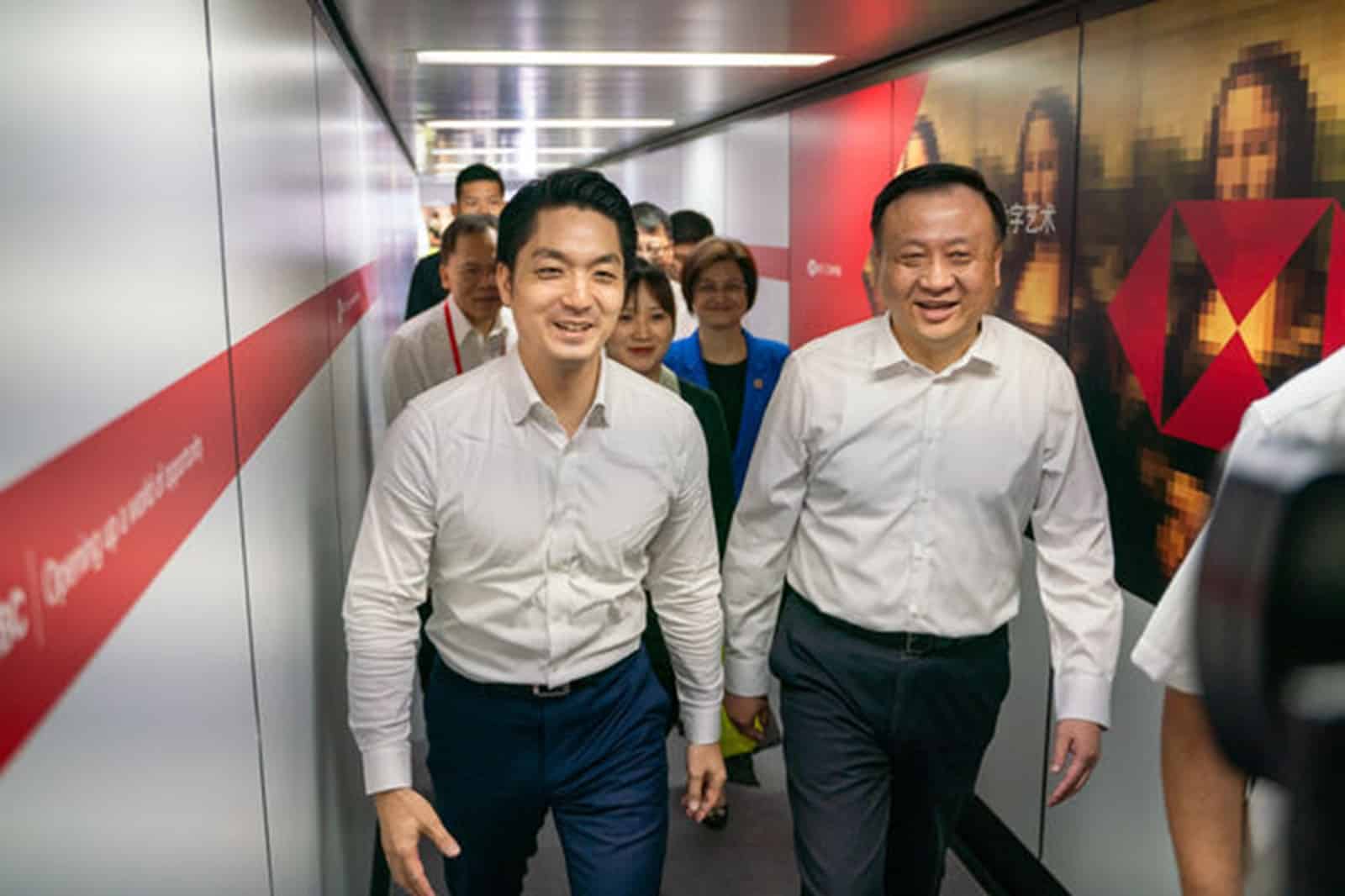 台北市長蔣萬安（左）於2023年赴上海參加雙城論壇，當時由上海市副市長華源（右）接機。台北市政府提供