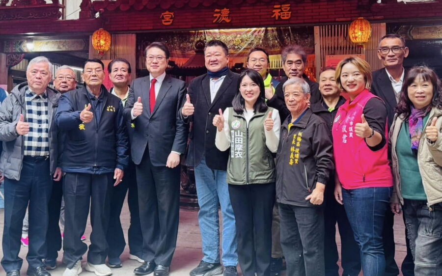 圖/民進黨秘書長林右昌今日在副秘書長何博文、新北市議員山田摩衣與黃淑君的陪同下,出席板橋後埔福德宮地鋪磁磚揭幕的儀式。(山田摩衣臉書)