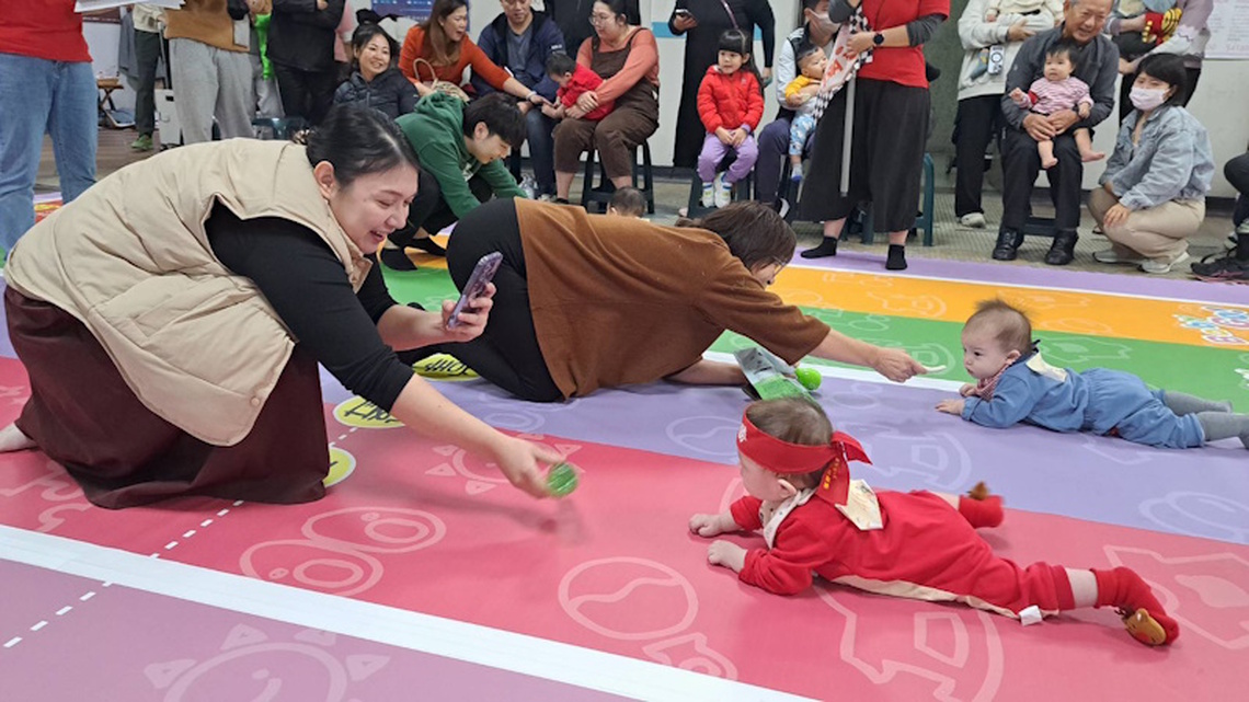 嘉義西市場遊Love園親子館「寶寶爬行趣味賽」結合二手市集超熱鬧