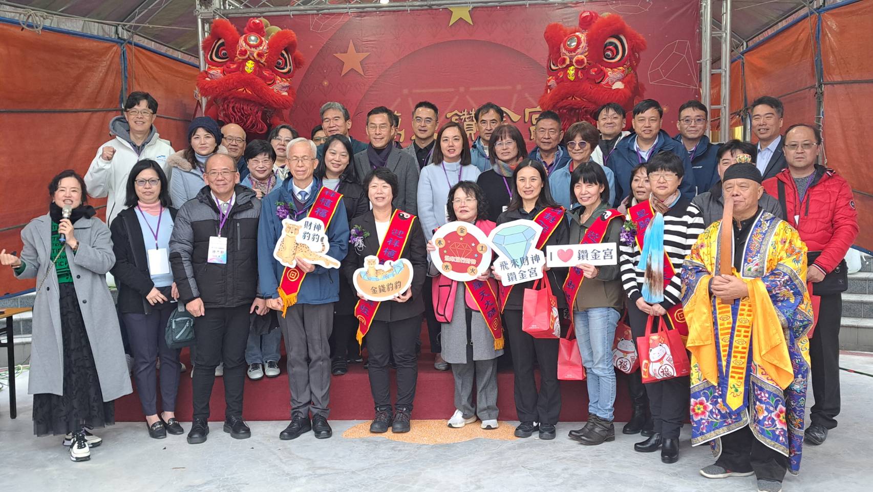 鑽金宮創辦人黎清美(右5)表示,因為公益,讓更多的人結合在一起,鑽金宮不只是讓大家求財,還是求好運的地方。今天來了近50位各縣市的校長還有新北市議員周雅玲(右)3、新北市萬里區公所區長黃雱勉(右ˋ)、基隆市議員鄭文婷(左5)、新北市禎悅教育協會理事長張明賢校長(左4)等人一起來參與啟用典禮。