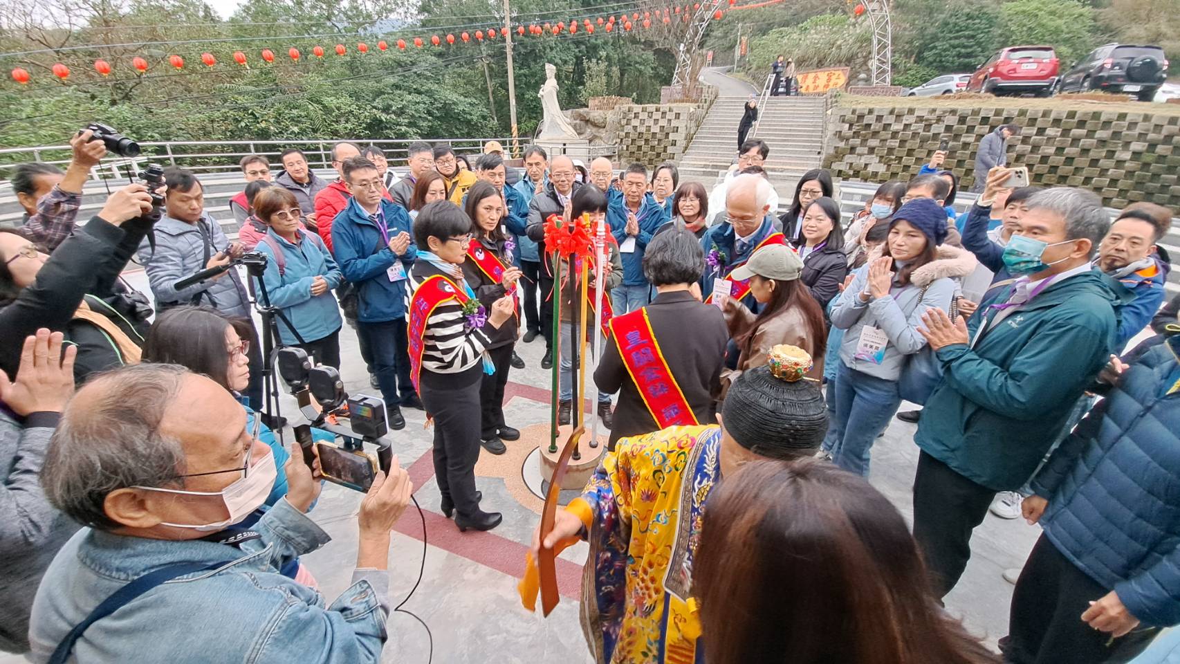 鑽金宮廟前廣場就有一個聚寶盆磁場,只要站在廣場正中央,就能聽見如傳聲筒傳來的立體音,彷彿是與神溝通的傳聲,今天(15日)上午舉行開廟落成典禮,更請來法師為五行權杖加持開光,讓民眾可以透過傳聲筒及五行權杖加持,將自己的心願上達天聽,可以快速圓夢。