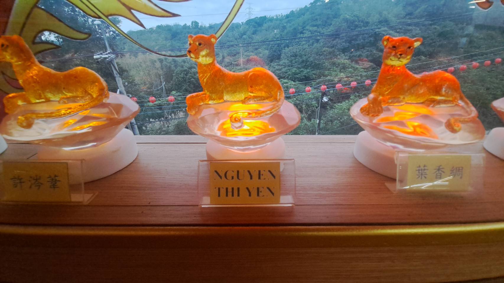 鑽金宮用水晶打造「賺豹」財神燈,在五行財神加持庇佑下,提升自我運勢、好運連連,要讓民眾常保旺財好磁場,正偏財運不間斷,也可以看到有許多外國遊客也來點燈祈福。