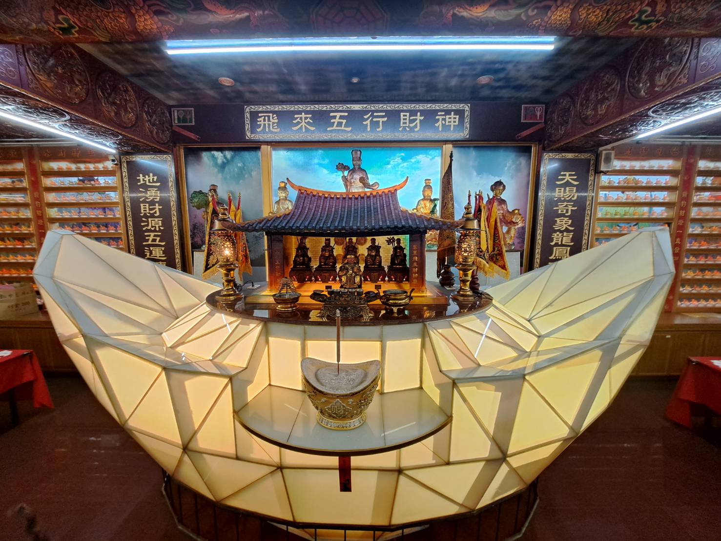 鑽金宮的五行財神,是金木水火土五行本命,創辦人黎清美說歷經長達8年的心力打造這座全新的求財廟宇,就是來濟世行善,為大家不只求財還求來好運。