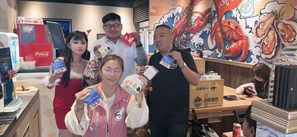 ▲Smile 彰化微笑聯盟特別為每位家扶兒準備了600元獎助學金和精心挑選的聖誕禮物。（記者林明佑翻攝）