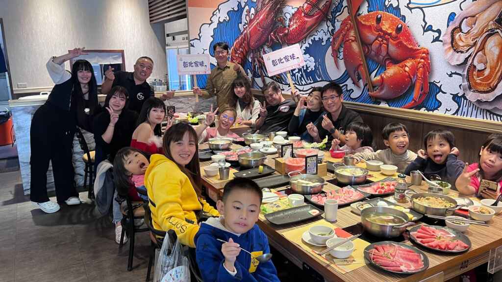 ▲家扶親子們齊聚火鍋世家享用豐盛的豬肉火鍋。（記者林明佑翻攝）
