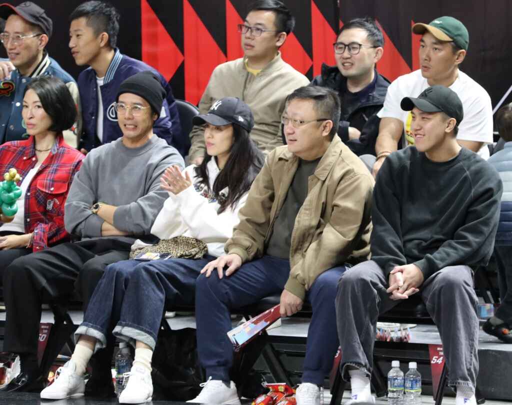 夢想家攻陷戰神之役，可說是昔日松山高中同學會，坐在場邊第一排的松山校友章賀(右一)，喜孜孜看著小馬學習他以前的招牌動作，慶祝擊敗戰神隊恩師黃萬隆、學長許皓程。      (魏冠中攝影)
