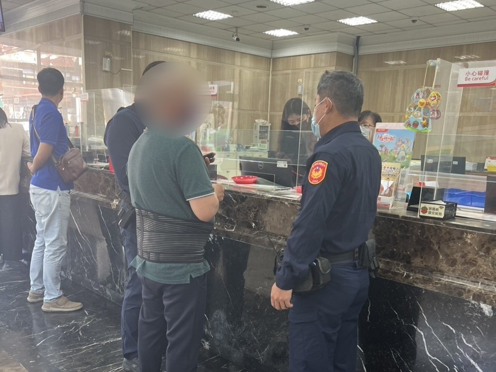 難擋8%獲利吸引力 59歲男銀行領20萬元警助懸崖勒馬 212 cnews204241215a03