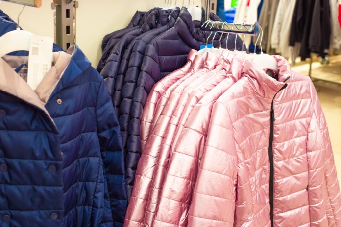 低溫來襲 桃園市府啟動防寒準備工作 62 warm jackets light silver pink color hang hanger store demi season clothes