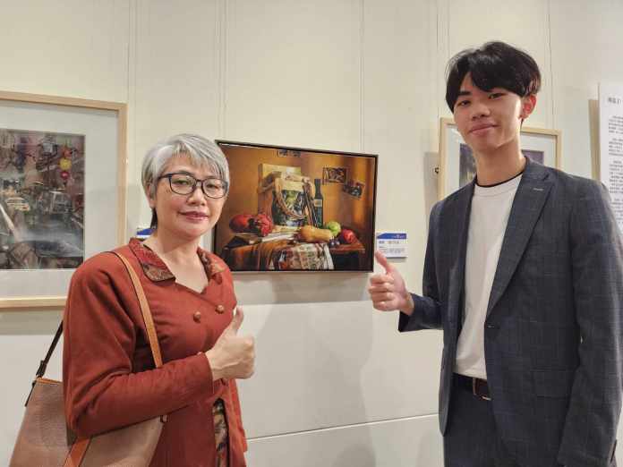 安得烈慈善協會舉辦全國學藝競賽 即起展出80件優秀作品 64 繪畫類10 12年級組五度獲獎的陳同學開心與母親合影