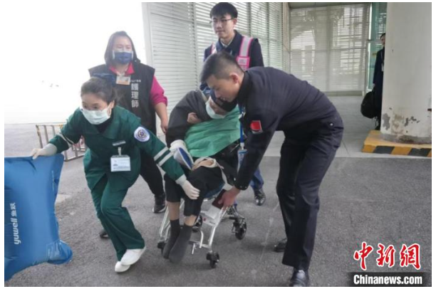 在花蓮慈濟治療近2個月後,劉姓陸客14日搭機返回湖北。圖/取自中新網