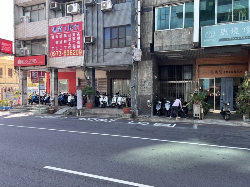 圖 除了標誌標線外-市府也調整公車停靠區位置 記者王偉翻攝
