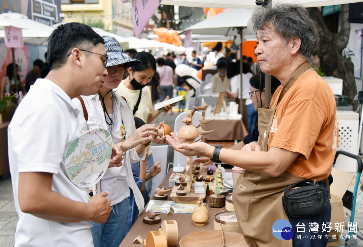 陳誌誠主要透過展攤推廣木工文創商品/勞動部雲嘉南分署提供