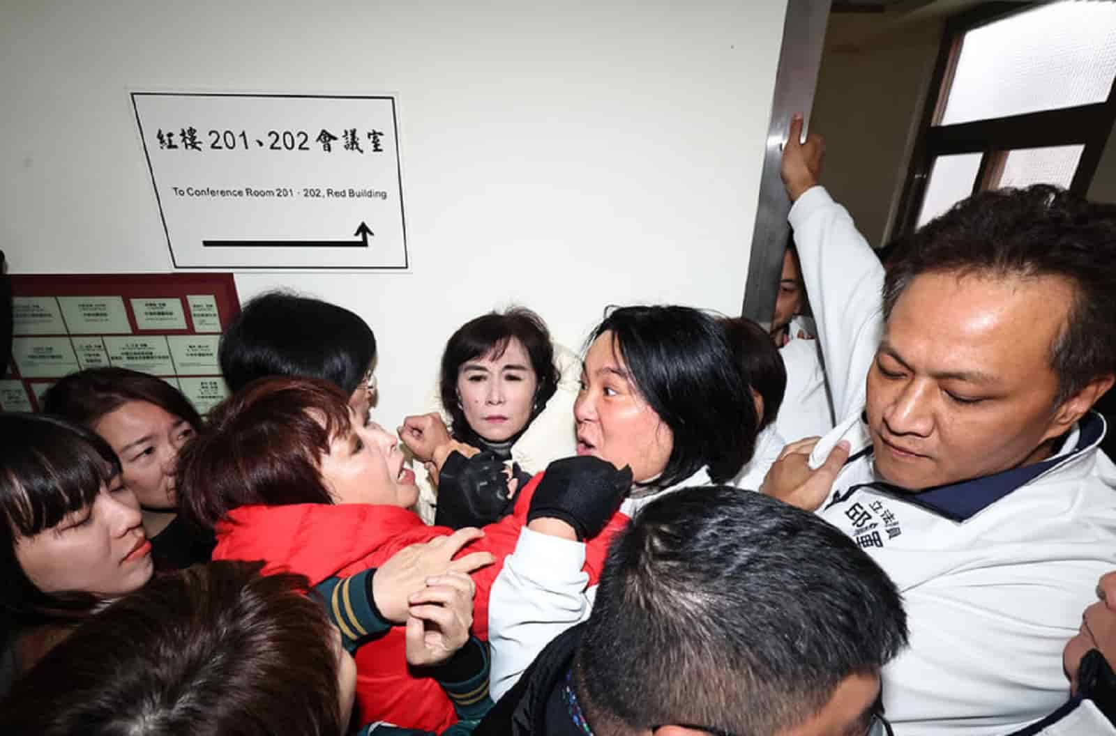 國民黨立委一早把走廊堵成單一出入口,藍委陳玉珍與綠委陳亭妃爆發推擠衝突。中央社