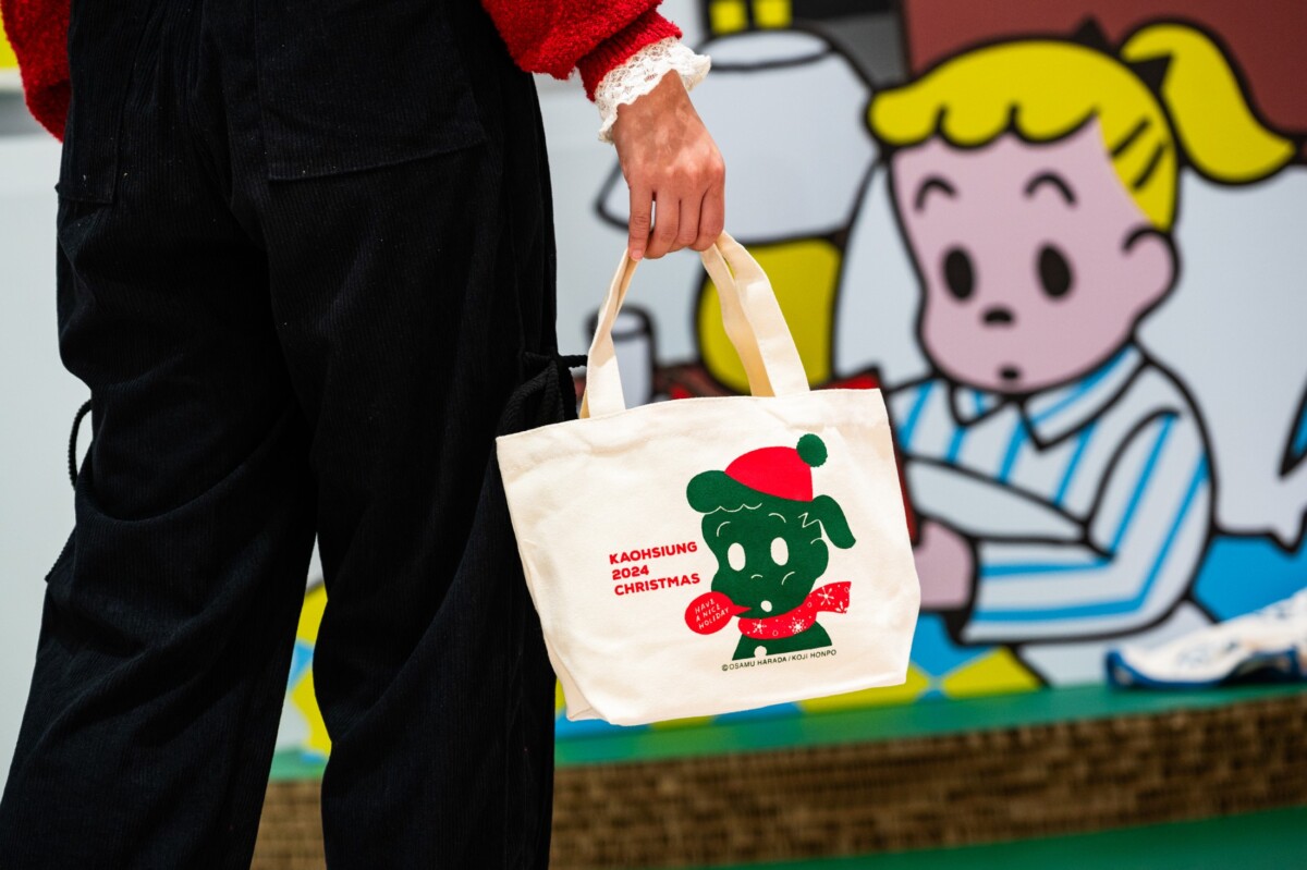 ▲因應聖誕節特別推出聖誕版購物袋，凡於快閃店內消費滿200元，並追蹤IG帳號即贈送乙個；單筆消費滿2,500元，即贈送高雄限定款托特包乙個。（圖/高雄夢時代提供）