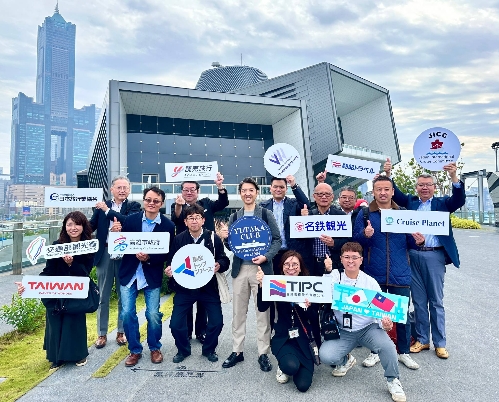 ▲圖 日本踩線團賓客參訪高雄港旅運中心,從三樓海韻藝術廣場一覽高雄港區獨一無二的濱海城市風貌。( 記者李堂安翻攝)