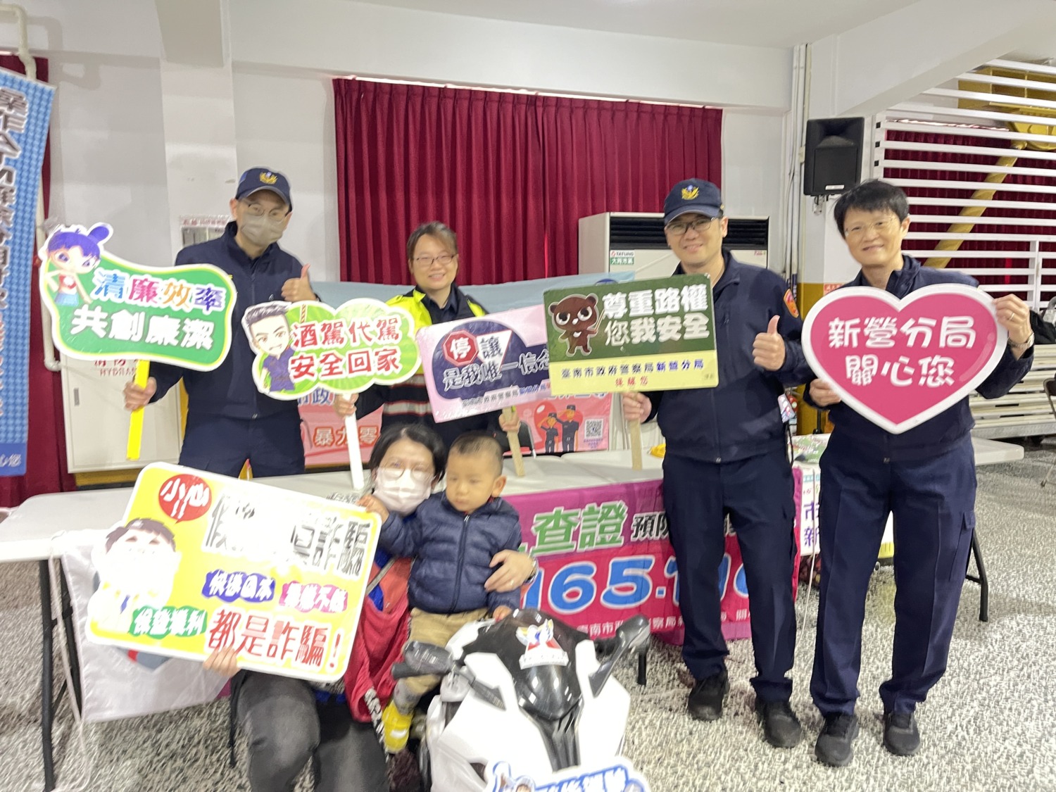 新營警分局出動小小警用機車宣導「路口停讓」