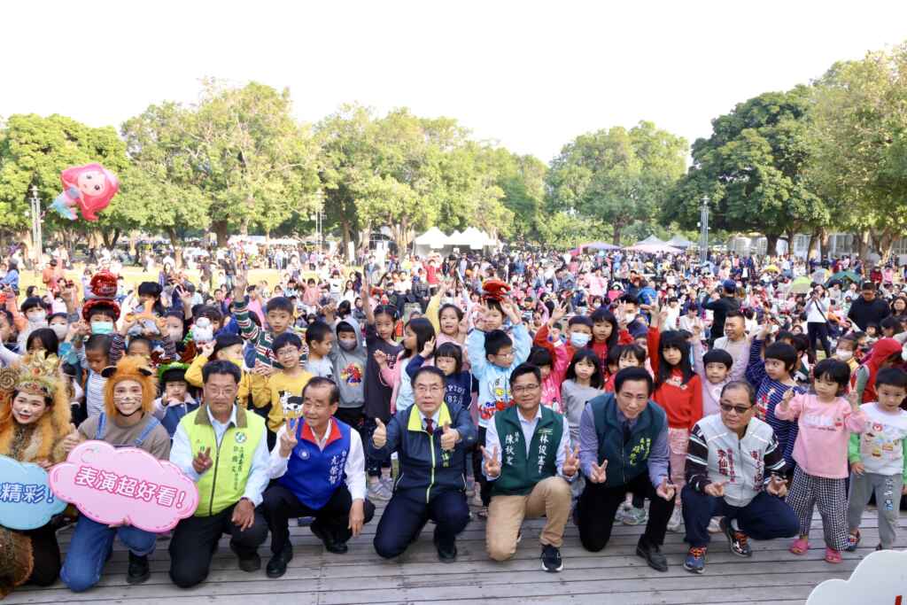 臺南耶誕跨年系列第二場親子活動，在麻豆總爺藝文中心登場，吸引逾6000人次民眾參與「親子午野餐」，臺南市長黃偉哲特別到場發糖果與大家提前歡度耶誕。