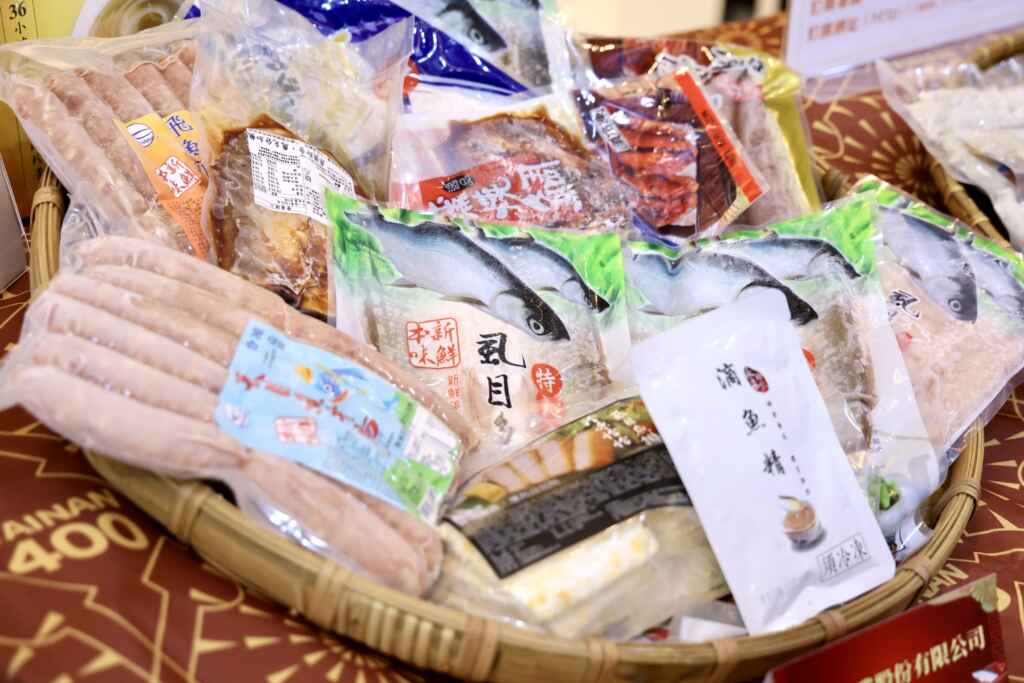 喜愛臺南在地農漁畜年節商品民眾亦可於114年1月10日到新營民治市政中心南瀛堂–「蛇咪農厚禮 2025南瀛新春農特產伴手禮展售會」現場選購。