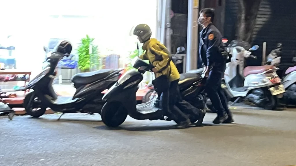 老翁機車的前輪卡死且後輪沒氣,推動起來非常困難