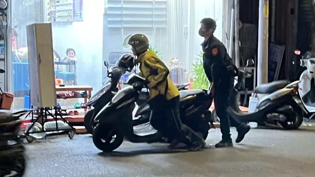 老翁用盡全力,尹員也用力從後面推車