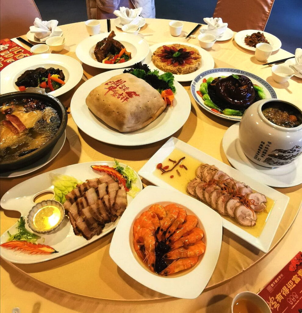 功夫年菜展身手! 開平餐飲學子推出11道中西創意佳餚豪華上桌。