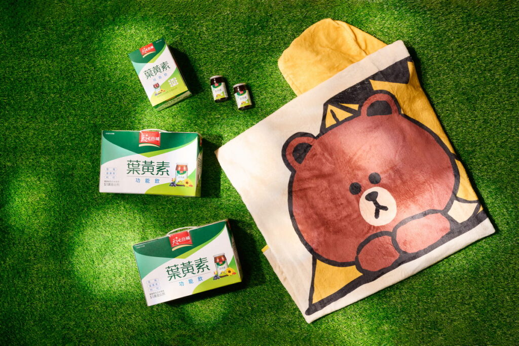 「天地合補葉黃素功能飲」推出42入組合贈LINE FRIENDS柔柔連帽毯