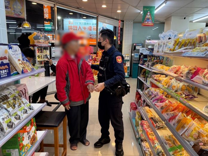 7旬翁疑失智忘記回家的路 平警及時伸援 61 461554 0