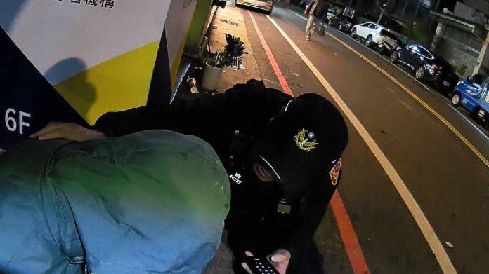 喝茫了!桃園21歲男醉倒路邊 向警察自稱是習近平 60 2029523 0