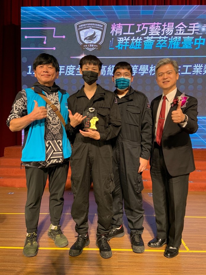 全國技能、技藝競賽傳捷報 桃園學子囊括11項第一 80 國教署彭富源署長右1及工業鉗工金手獎第一名陳昱仁同學左2合影 1