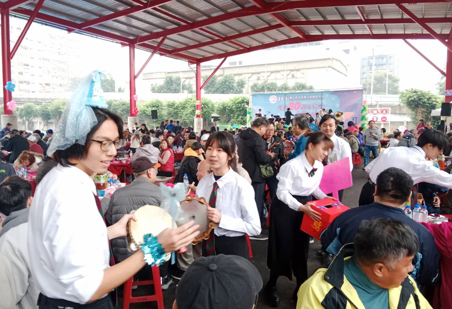 溫馨音樂我只在乎你,校友們在歡樂的宴席中向學弟妹投鈔趣味打賞。(圖/記者黃溎芬攝影)