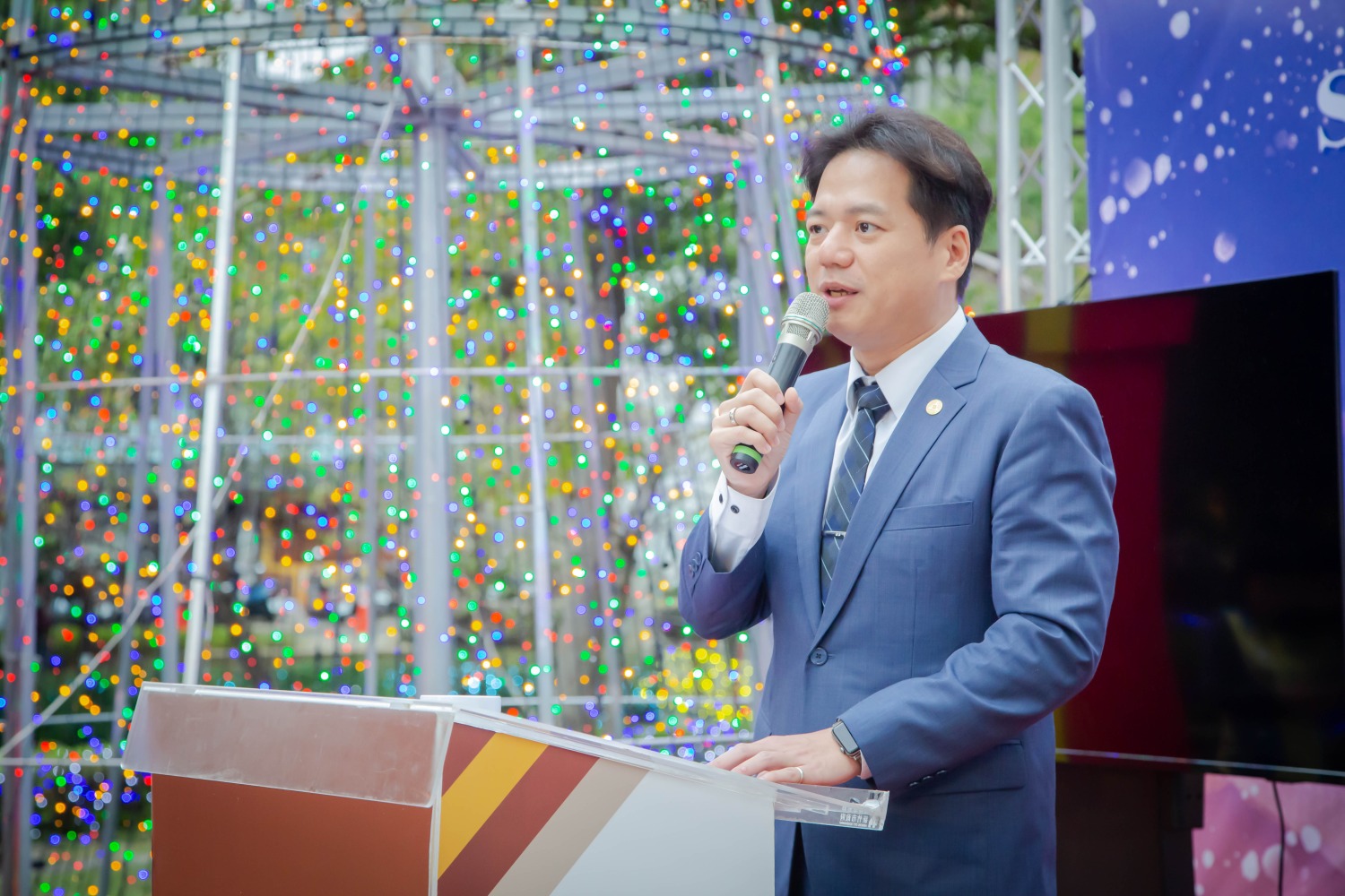 邱臣遠代理市長致詞歡迎民眾老少來感受浪漫聖誕。(圖/記者黃溎芬翻攝)